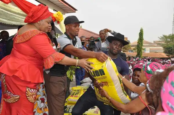 Billionaire Emeka Offer gives bag of rice and chicken each to over 2000 Widows (photos)